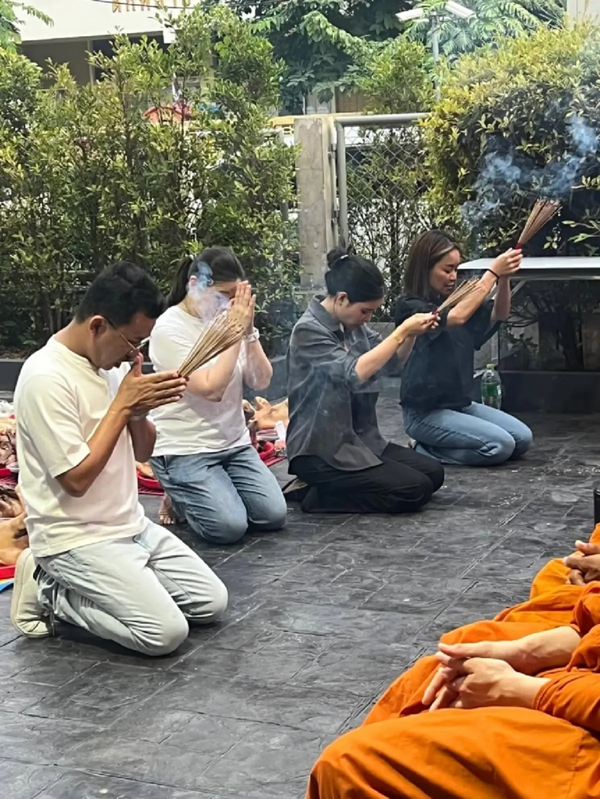เลขธูป จูน กษมา ทำบุญ อุทิศส่วนกุศลให้ศพไร้ญาติ เปิดให้เห็นชัดๆ