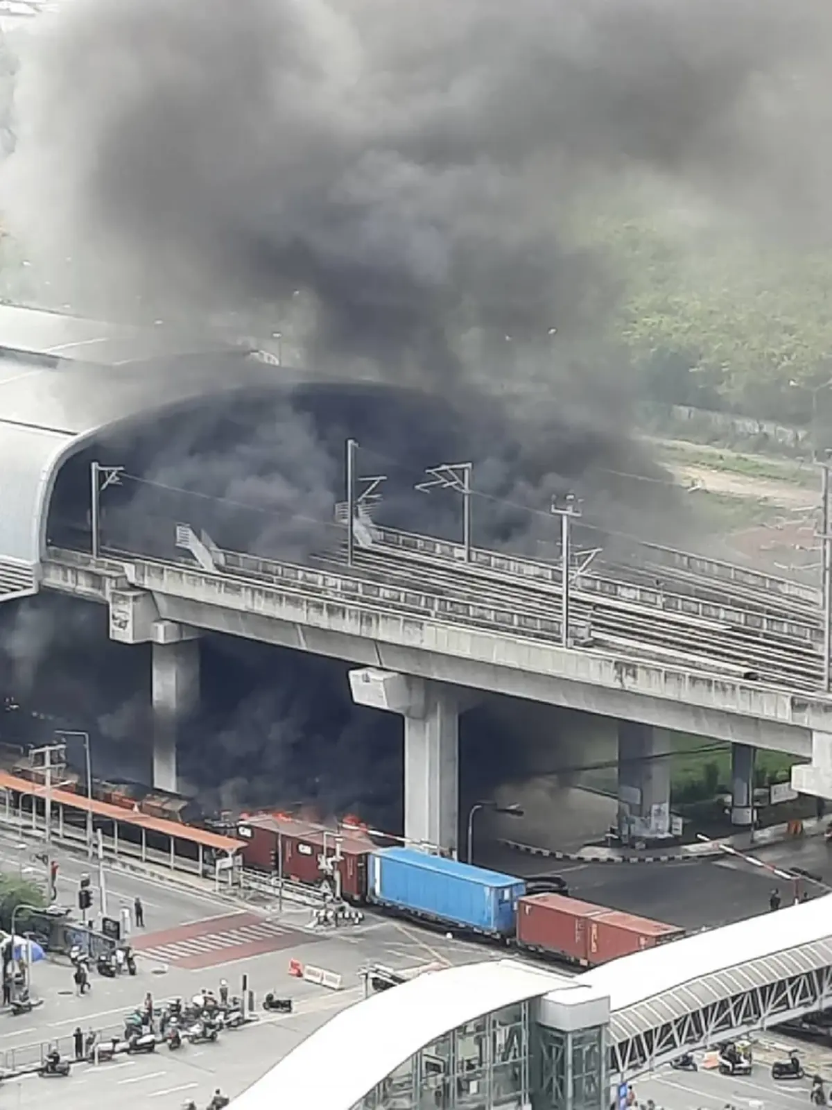 สลดหนัก เปิดยอดเสียชีวิตรถไฟชนรถประจำทาง ไฟลุกท่วมอโศก-เพชร