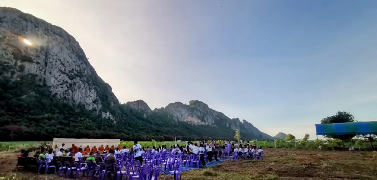 แห่ชม "ดวงตาสวรรค์" เขาทะลุสระแก้ว ปรากฏการณ์ธรรมชาติสุดอันซีน