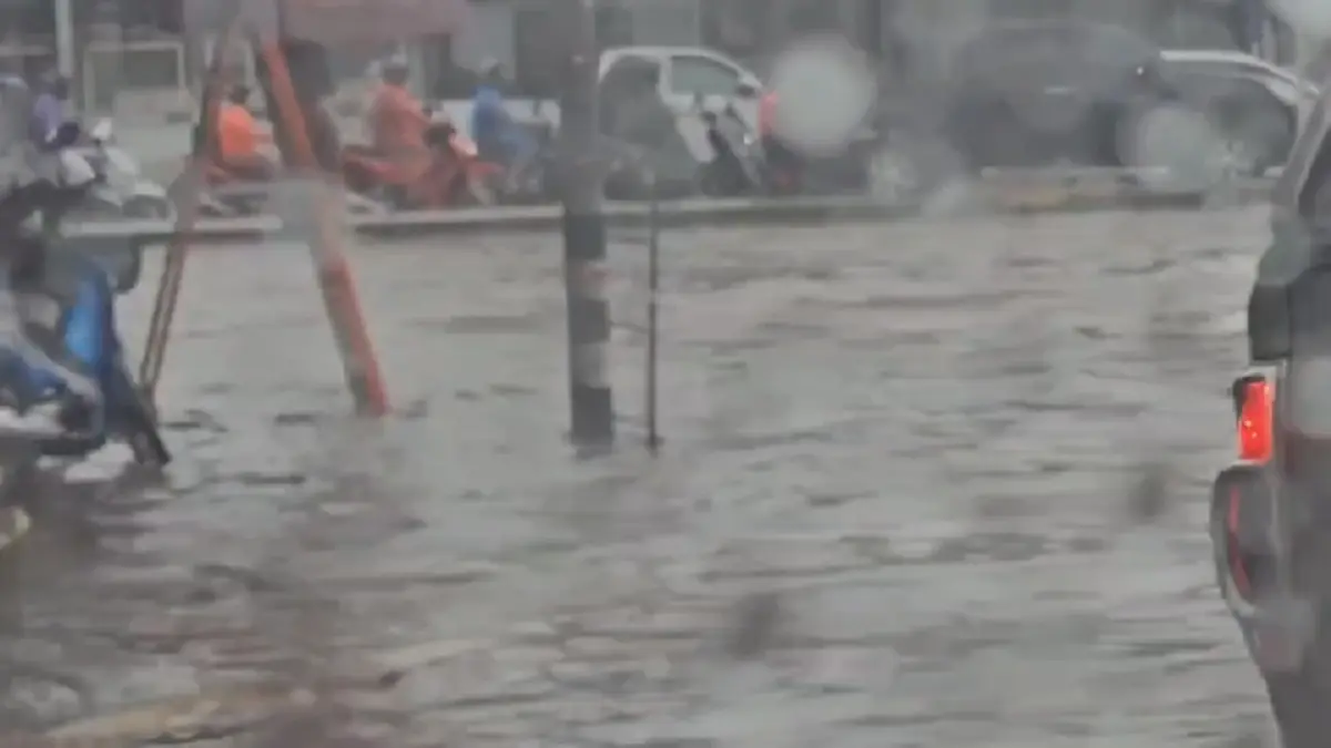 ฝนถล่มโคราช! น้ำท่วมสามแยกหัวทะเลอ่วม รถเล็กสัญจรทุลักทุเล