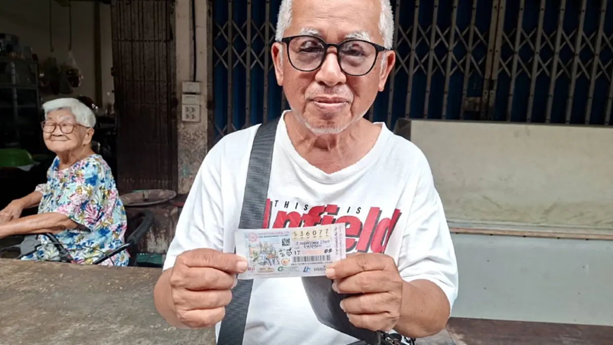 ลอตเตอรี่ขายไม่หมด พลิกชีวิตพ่อค้าวัย 67 ถูกรางวัลที่ 1 รับ 6 ล้าน