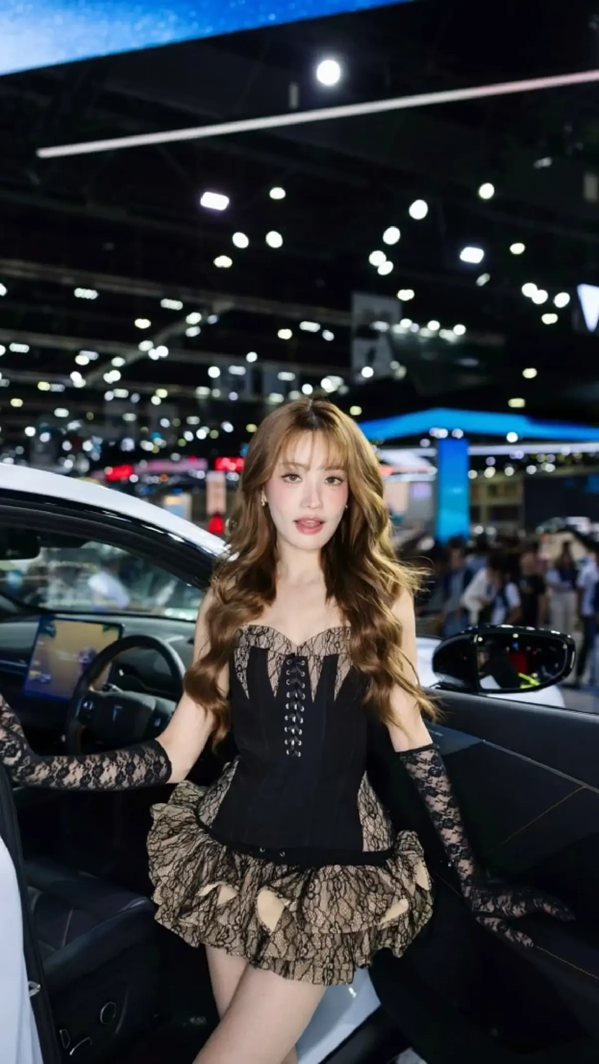 ตัวแม่ไม่ติดหรู “แกรนด์ เดอะสตาร์” นั่งขายเสื้อผ้ามือสองเอง