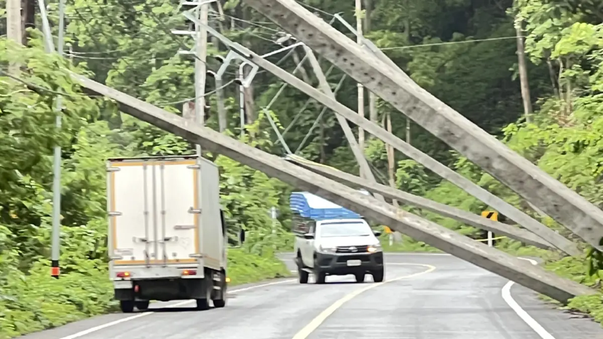 ฝนถล่มแม่ฮ่องสอน ดินทรุดทำเสาไฟโค่นทับรถบรรทุกปิดทางหลวง 108