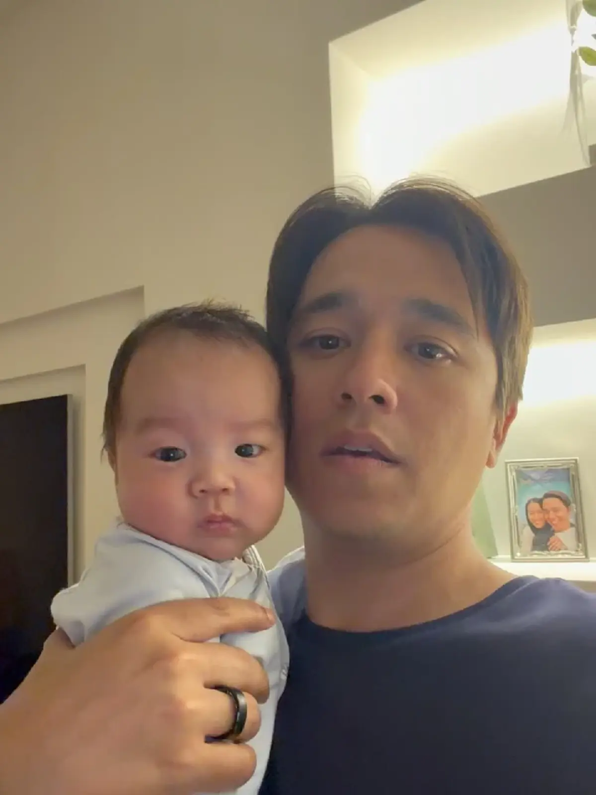 อเล็กซ์ เรนเดลล์ อุ้มลูกลงสระ เผยโมเมนต์คุณพ่อป้ายแดงสุดอบอุ่น