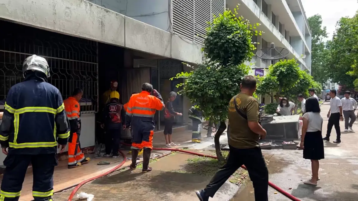 ระทึกกลางโรงเรียนดังชัยนาท! ไฟไหม้ห้องสำนักงาน นักเรียนหนีวุ่น