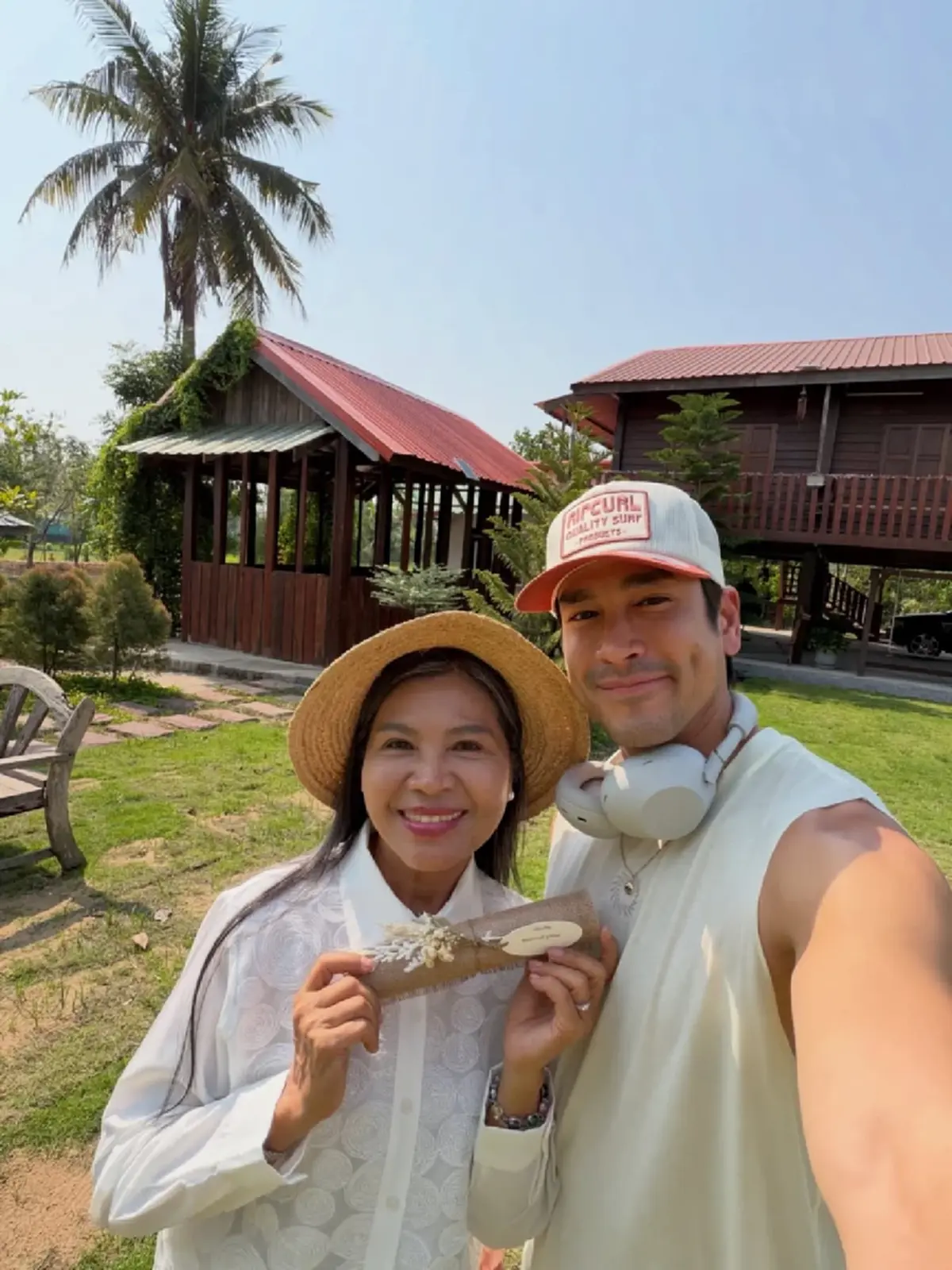 แห่ซูมทะเบียนป้ายแดง "ณเดชน์" ถอยรถใหม่ให้แม่แก้ว เลขสวยสะดุดตา