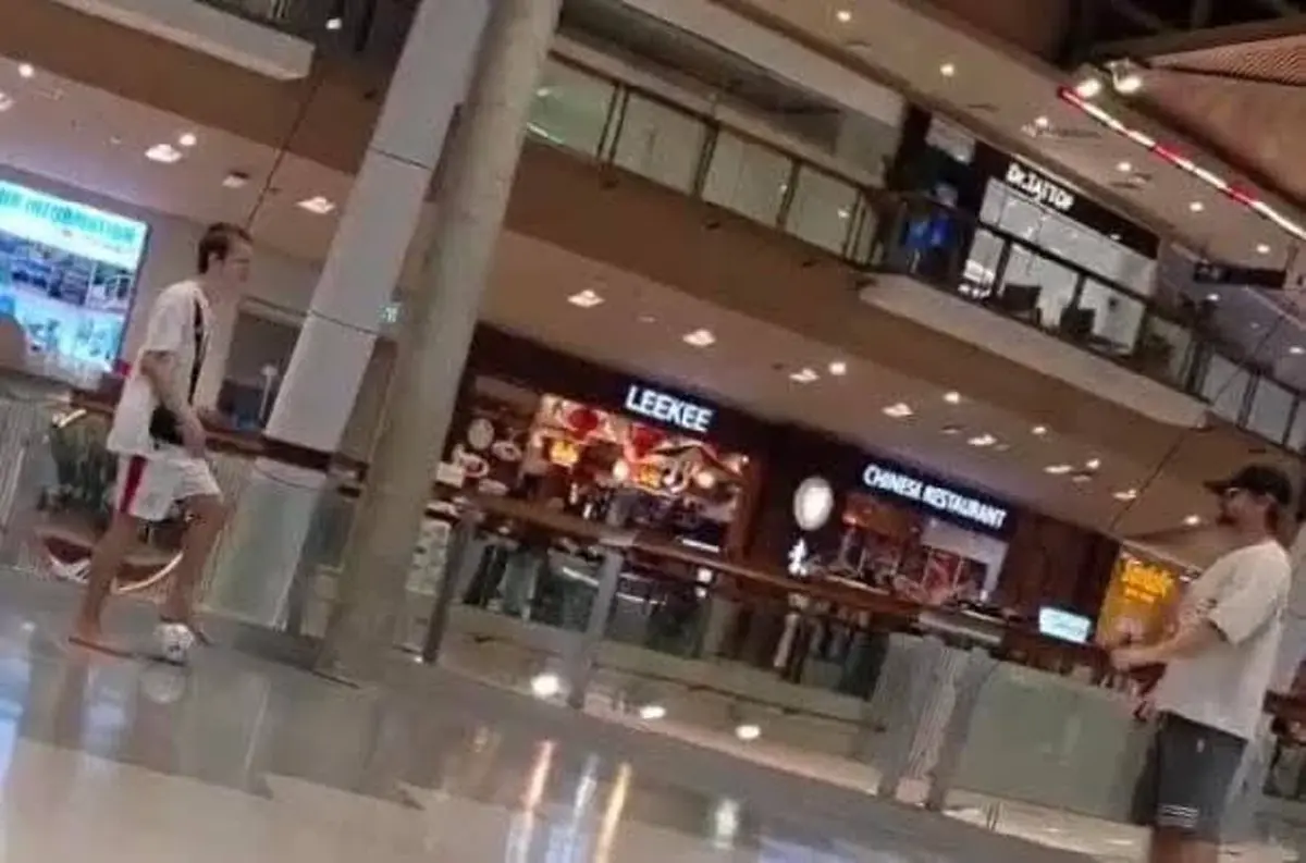 ป่วนกลางห้างดังภูเก็ต! 2 ต่างชาติเตะฟุตบอลในห้าง ไม่สนคนเตือน