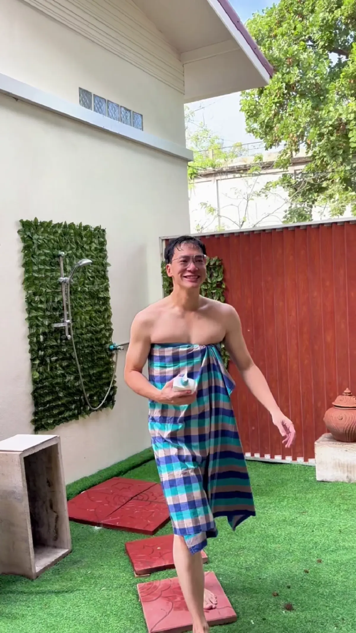 "บี้ สุกฤษฎิ์" นุ่งกระโจมอกรีวิวสกินแคร์ ฮากระจายจนแฟนๆ แห่แชร์