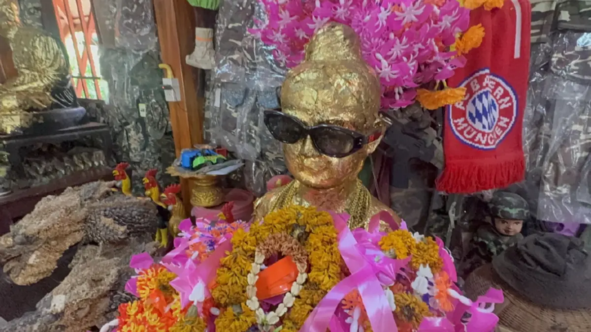 คึกคักโค้งสุดท้าย! นักเสี่ยงดวงแห่กราบ "ไอ้ไข่วัดสนามชัย"