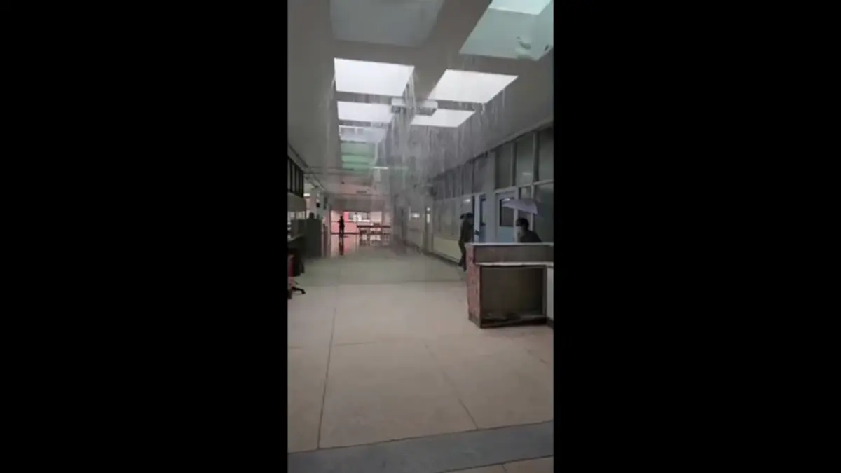 รพ.สุราษฎร์ฯ น้ำรั่วทะลุเพดาน คนไข้หนีวุ่นหลังฝนถล่ม