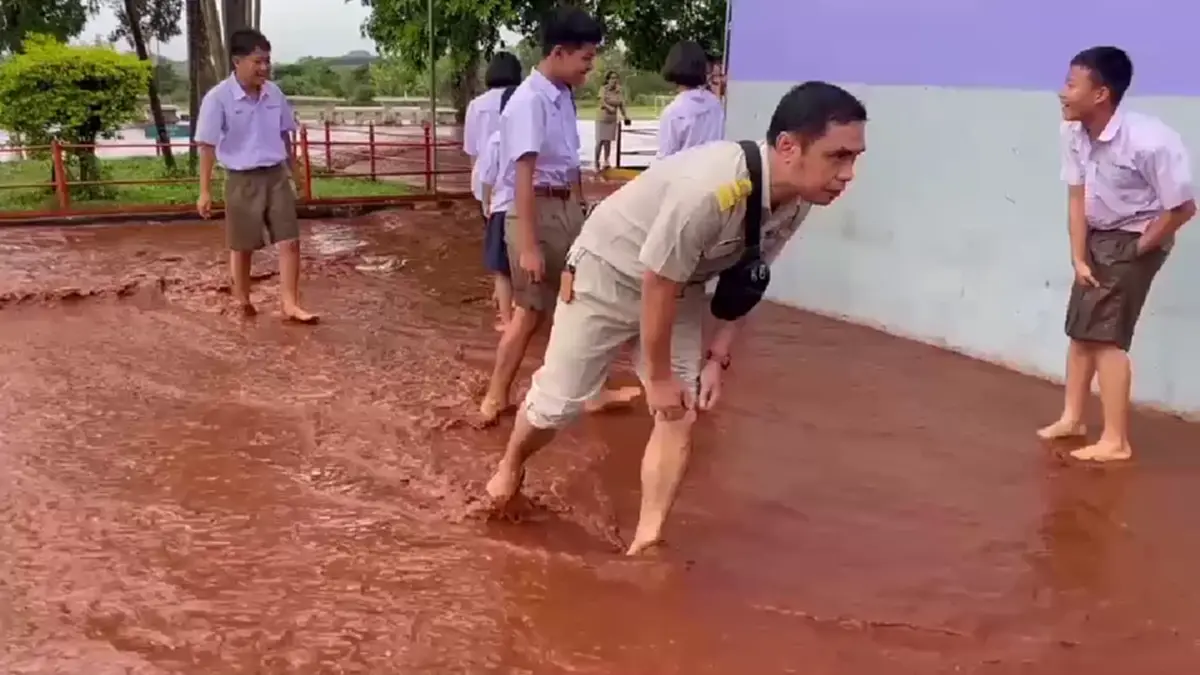 น้ำป่าสีแดงทะลักท่วมโรงเรียนตาก สั่งหยุดเรียนเด็กเล็กหนีโคลน