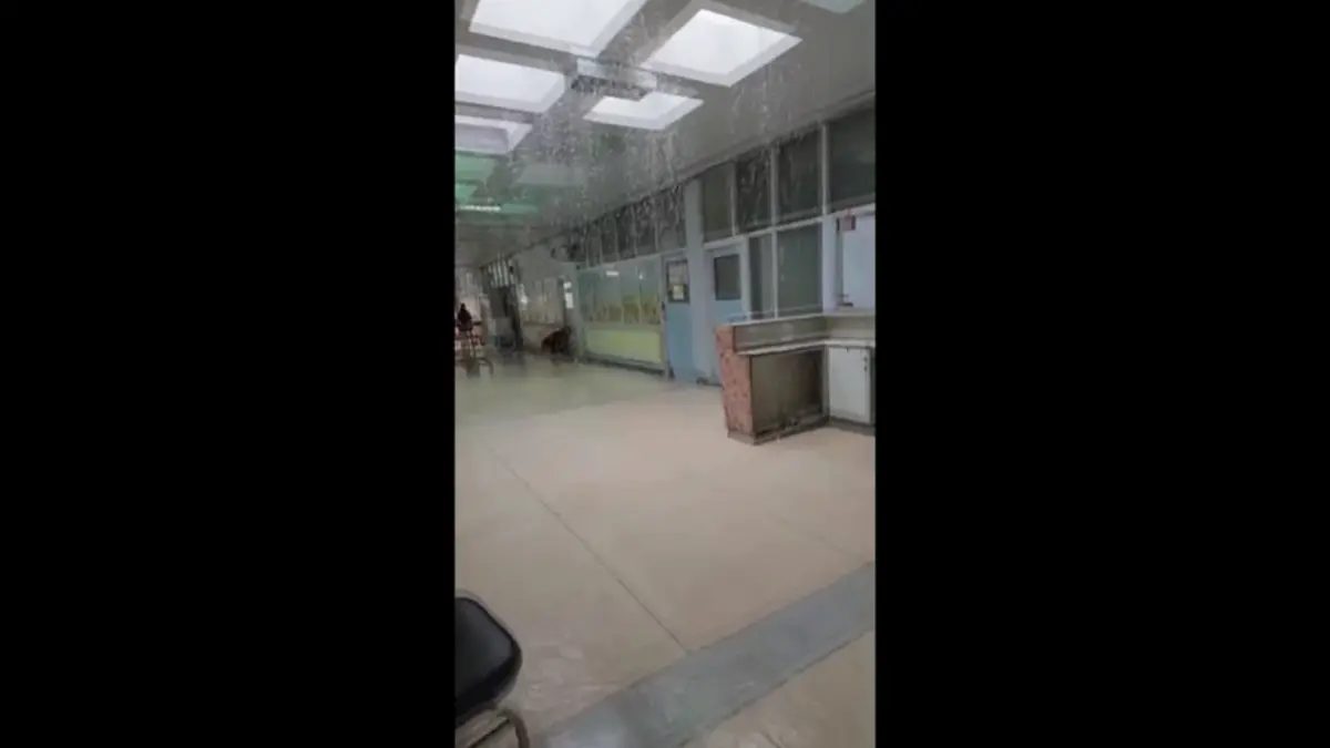 รพ.สุราษฎร์ฯ น้ำรั่วทะลุเพดาน คนไข้หนีวุ่นหลังฝนถล่ม
