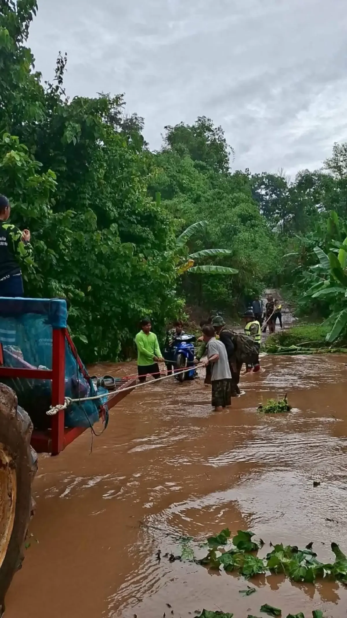 ฝนถล่มเนินมะปราง น้ำกุ่มหลากซัดทางขาด ลุยช่วย 12 ชีวิตหาเห็ด