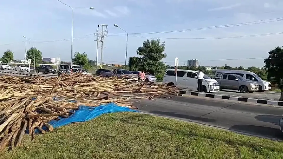 ระทึกแยกไฟแดงสุพรรณฯ รถพ่วงบรรทุกไม้ยูคาพลิกคว่ำ กระเด็นใส่รถ