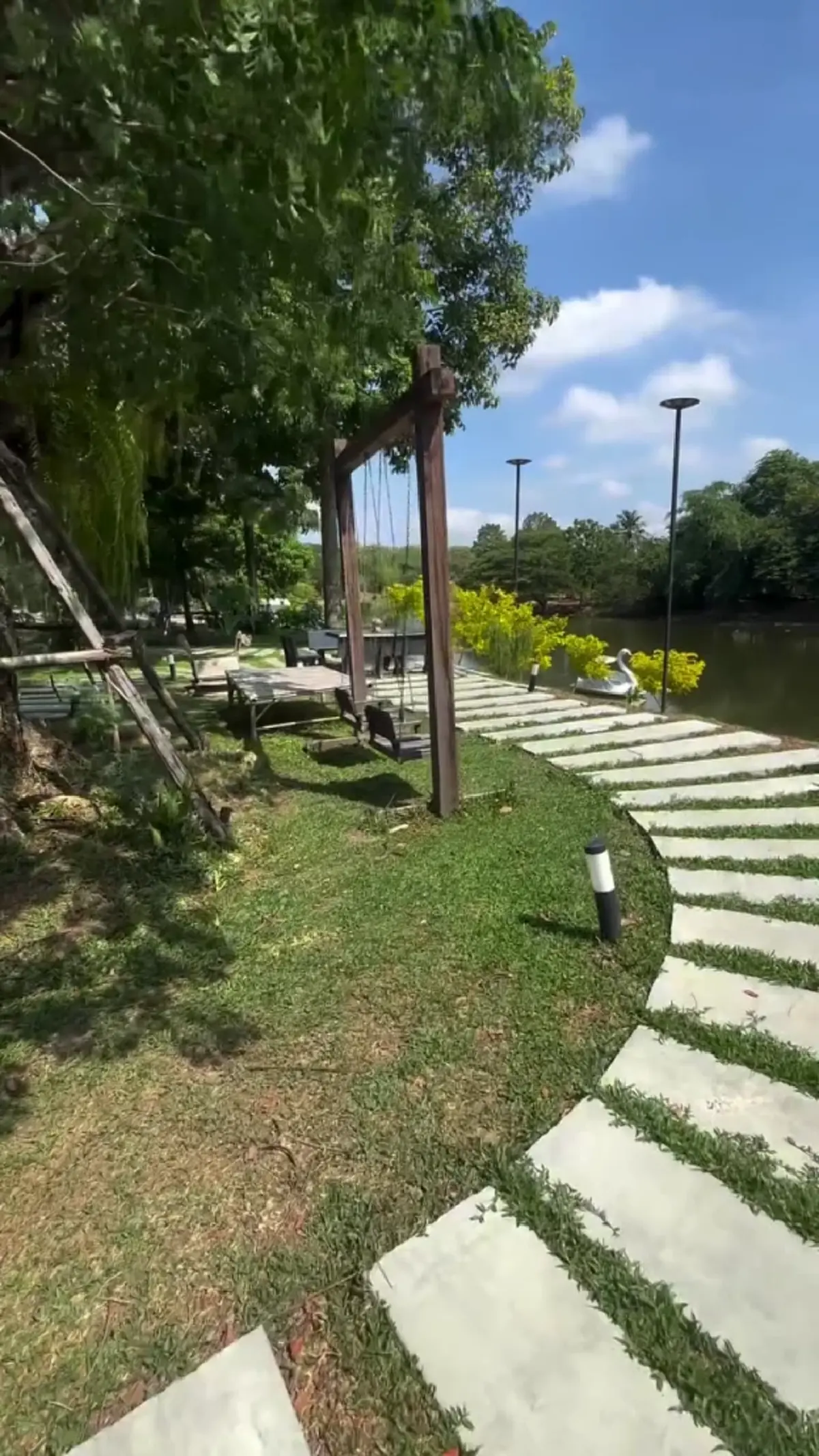 เปิดบ้านสวน ฮาย อาภาพร นครสวรรค์ วิวหลักล้าน ติดคลอง-หลังเขา  