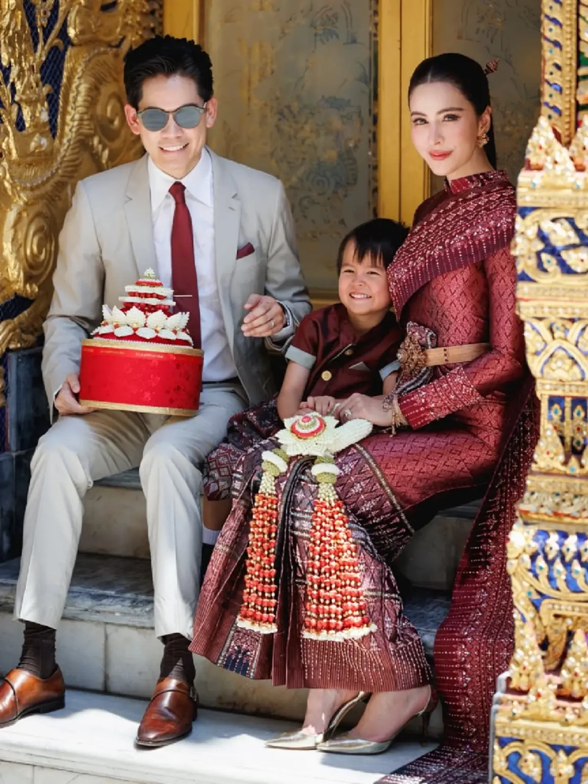 ศรีริต้า เจนเซ่น งดงามในชุดไทย  ควงครอบครัวทำบุญวันเกิดสามี