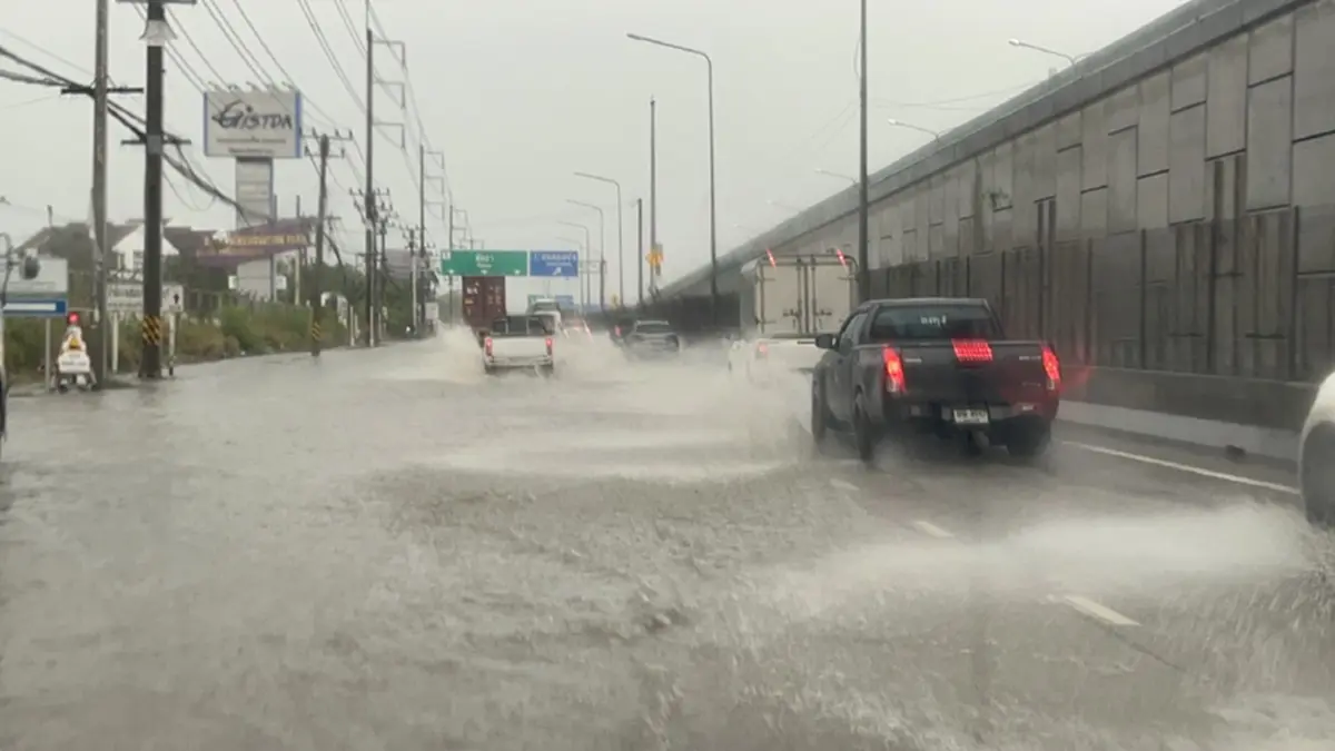 ศรีราชาอ่วม! ฝนถล่ม 2 ชม. น้ำท่วมแยกเขาน้ำซับ รถเล็กผ่านไม่ได้