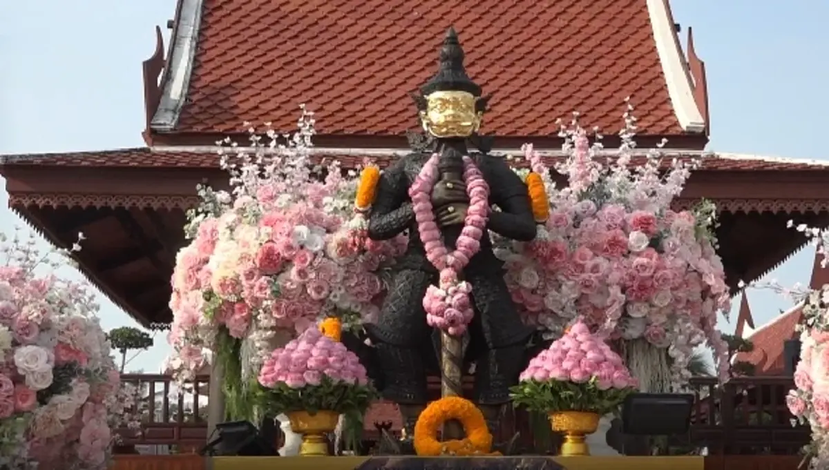 คนนับพันแห่ร่วมพิธี "ท้าวเวสสุวรรณหน้าทองคำ" ลุ้นเลขเด็ด