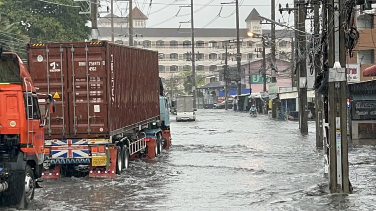 ศรีราชาอ่วม! ฝนถล่ม 2 ชม. น้ำท่วมแยกเขาน้ำซับ รถเล็กผ่านไม่ได้