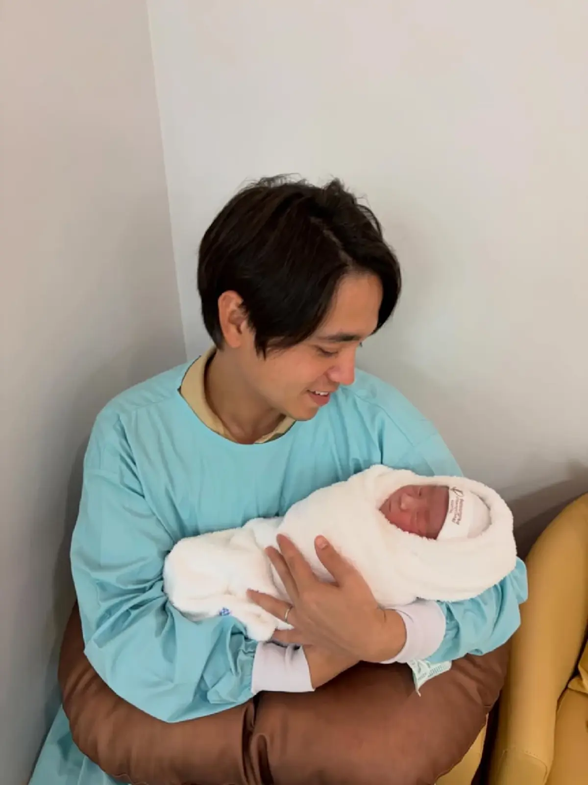 อเล็กซ์ เรนเดลล์ อุ้มลูกลงสระ เผยโมเมนต์คุณพ่อป้ายแดงสุดอบอุ่น