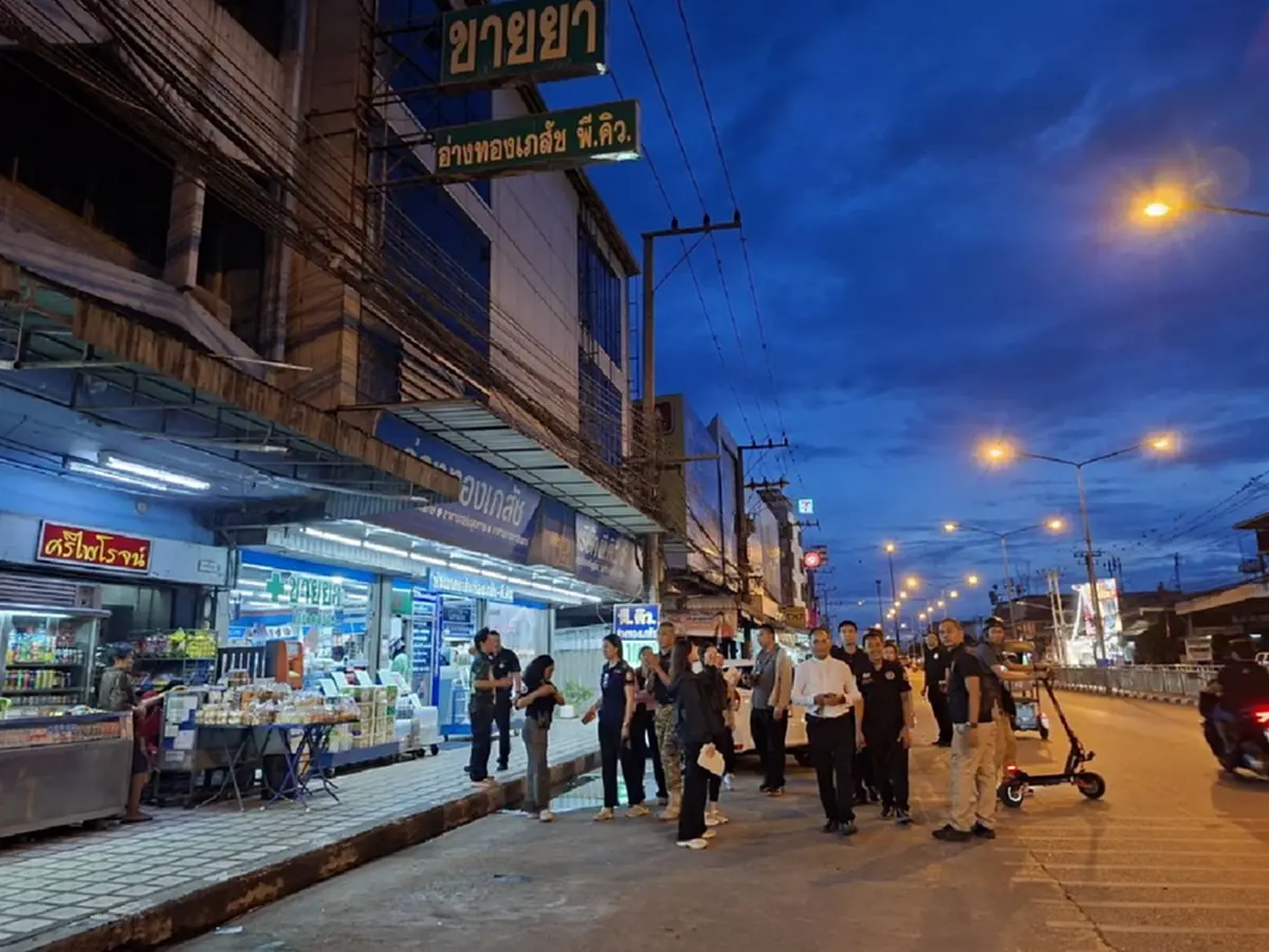 ฝูงนกเอี้ยงยึดอ่างทอง ขี้ตกใส่รถ-ร้านค้า ส่งเสียงเจี๊ยวจ๊าว