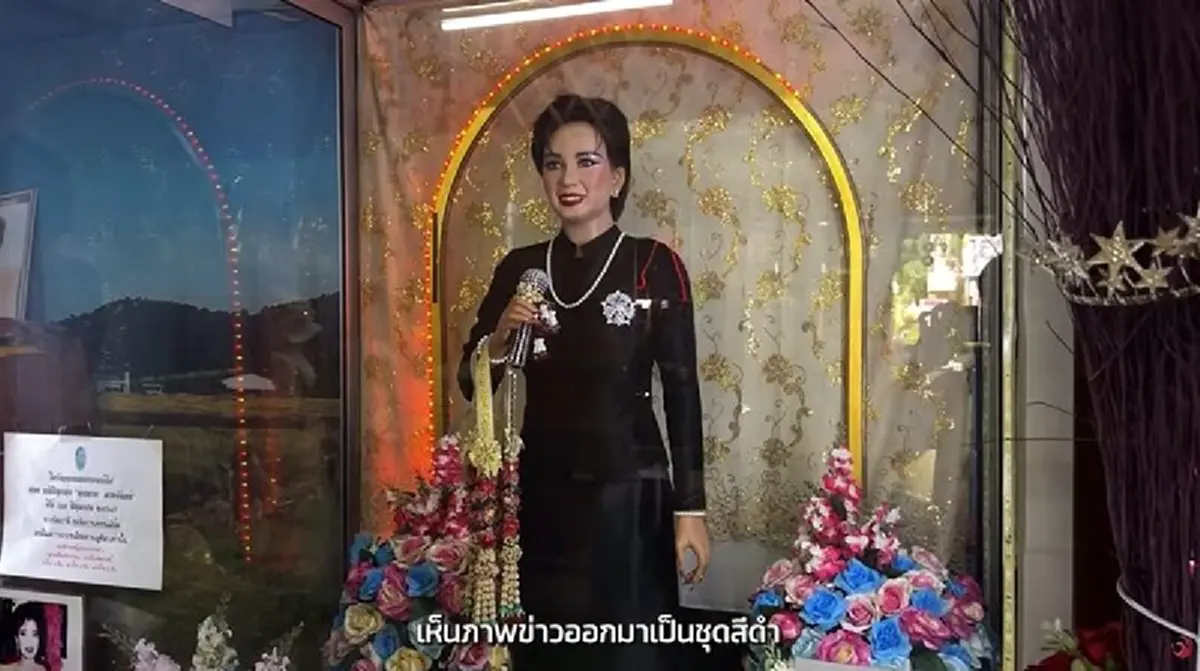 แห่ส่องเลขครบรอบ 34 ปี "แม่ผึ้ง พุ่มพวง ดวงจันทร์" ทั้งเลขธูป - บ้าน