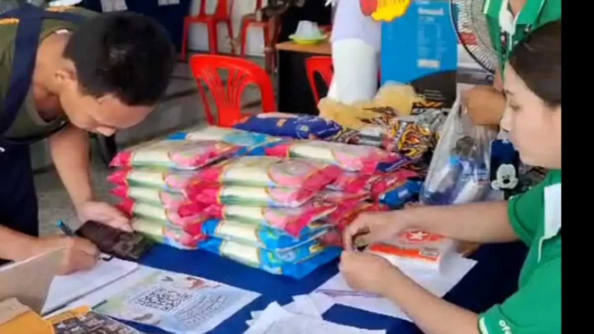 หล่มสักชื่นชม! ร้านศิระ มอเตอร์ แจกชุดนักเรียน-ข้าวสารฟรี