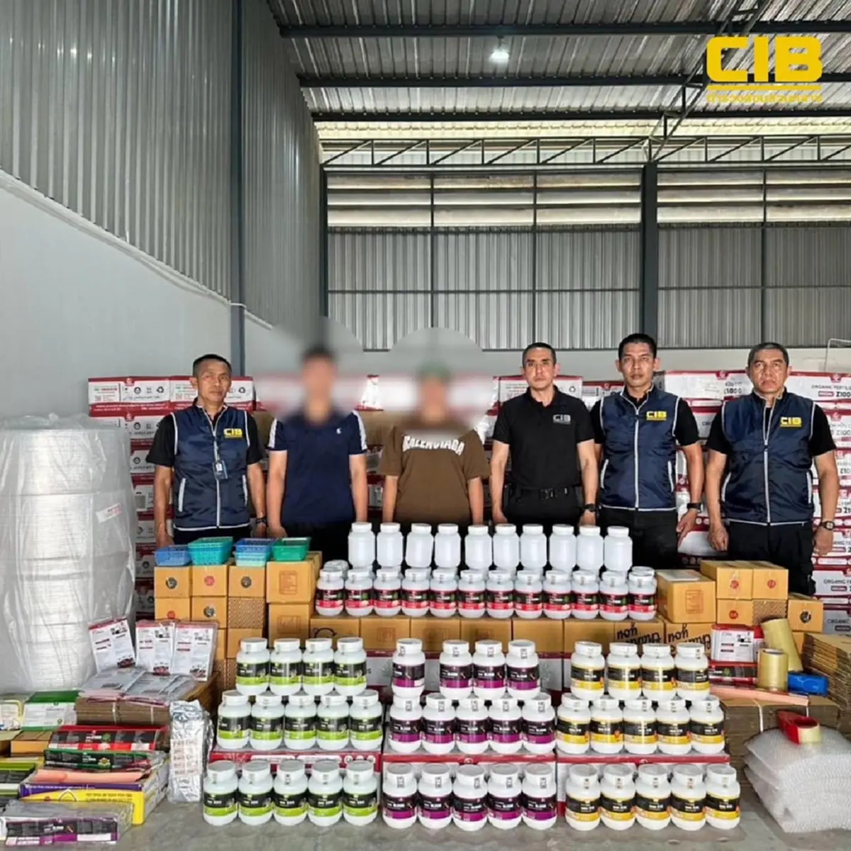 ทลายโกดังปุ๋ยทุเรียนเถื่อน ยึดของกลางกว่า 17,400 ชิ้น