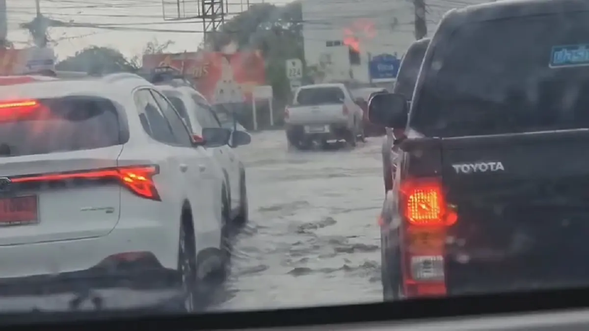 ฝนถล่มโคราช! น้ำท่วมสามแยกหัวทะเลอ่วม รถเล็กสัญจรทุลักทุเล