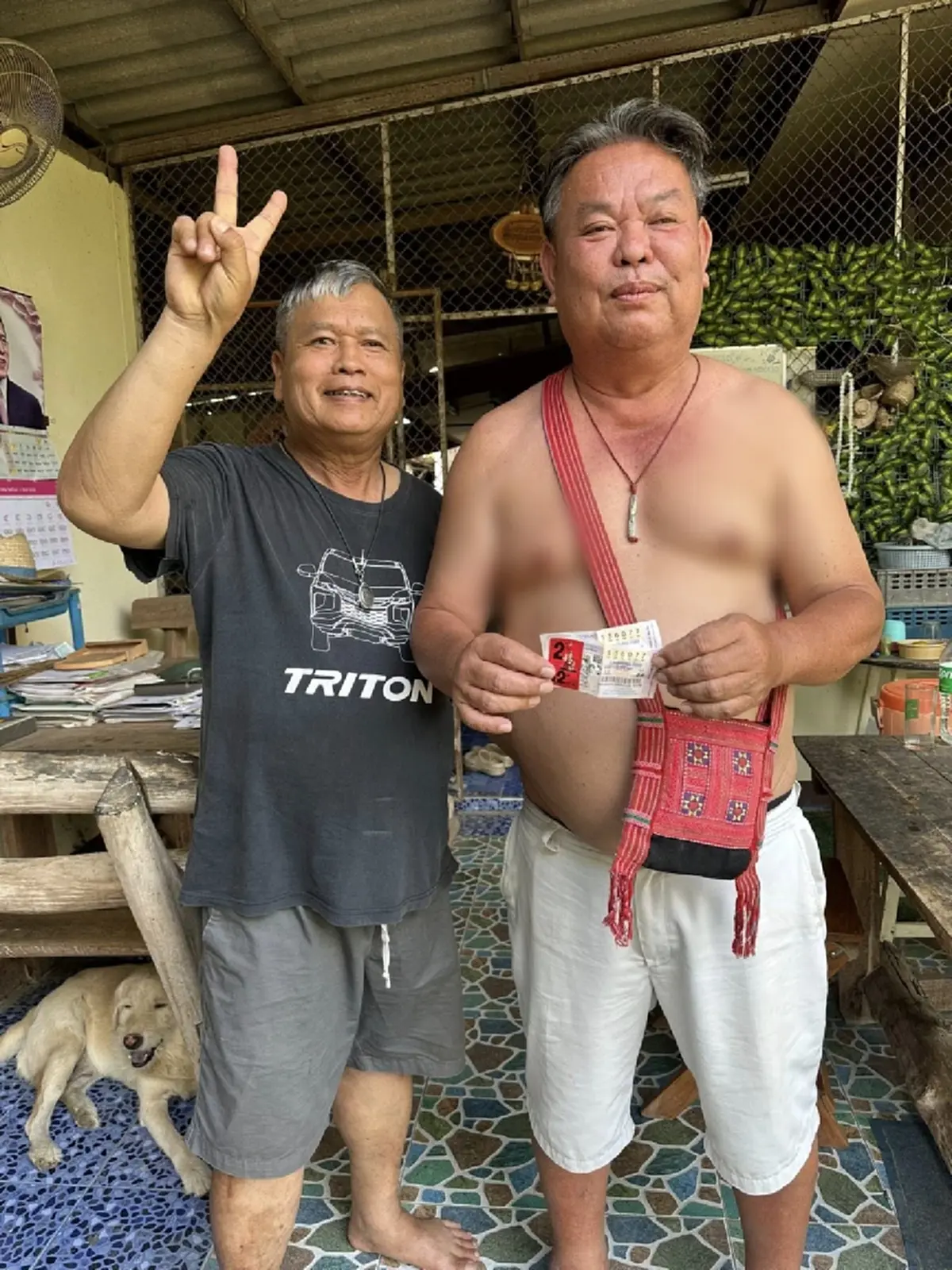 เฮลั่นหมู่บ้าน หนุ่มใหญ่แม่แตง ถูกรางวัลที่ 1 รับ 12 ล้านไปนอนกอด