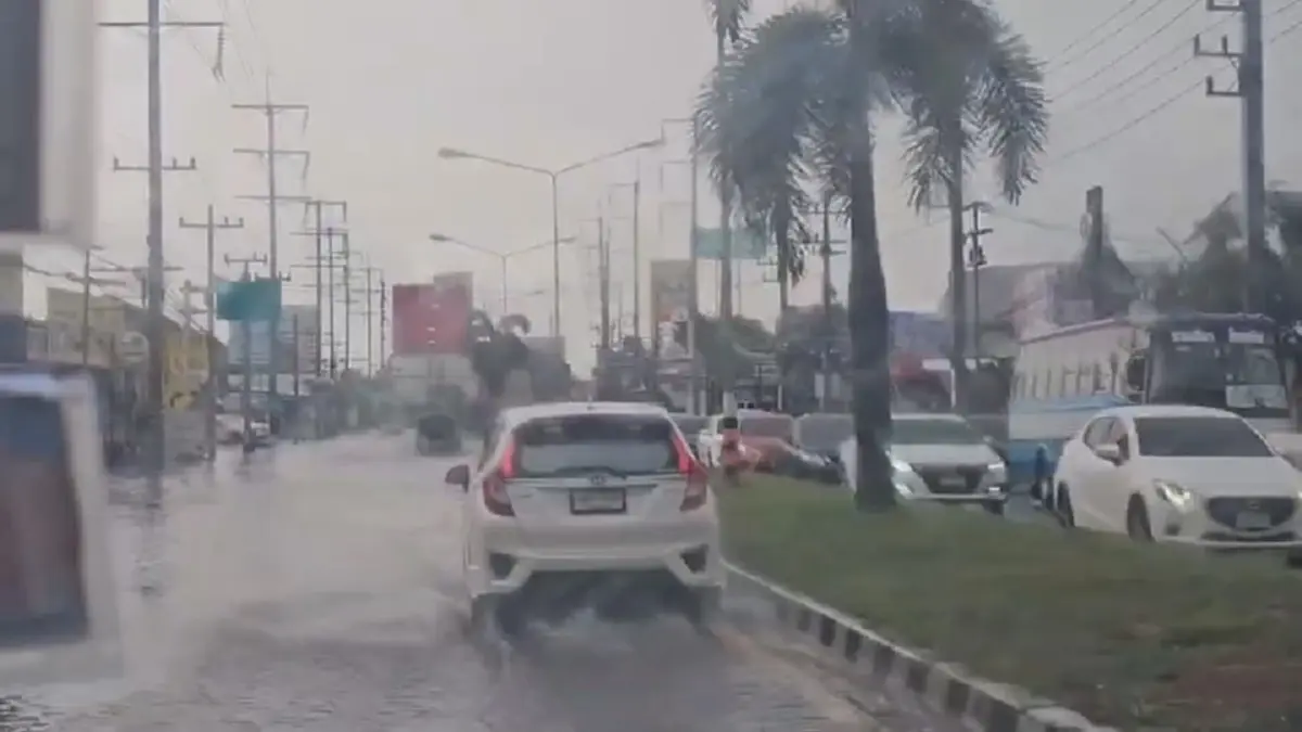 ฝนถล่มโคราช! น้ำท่วมสามแยกหัวทะเลอ่วม รถเล็กสัญจรทุลักทุเล