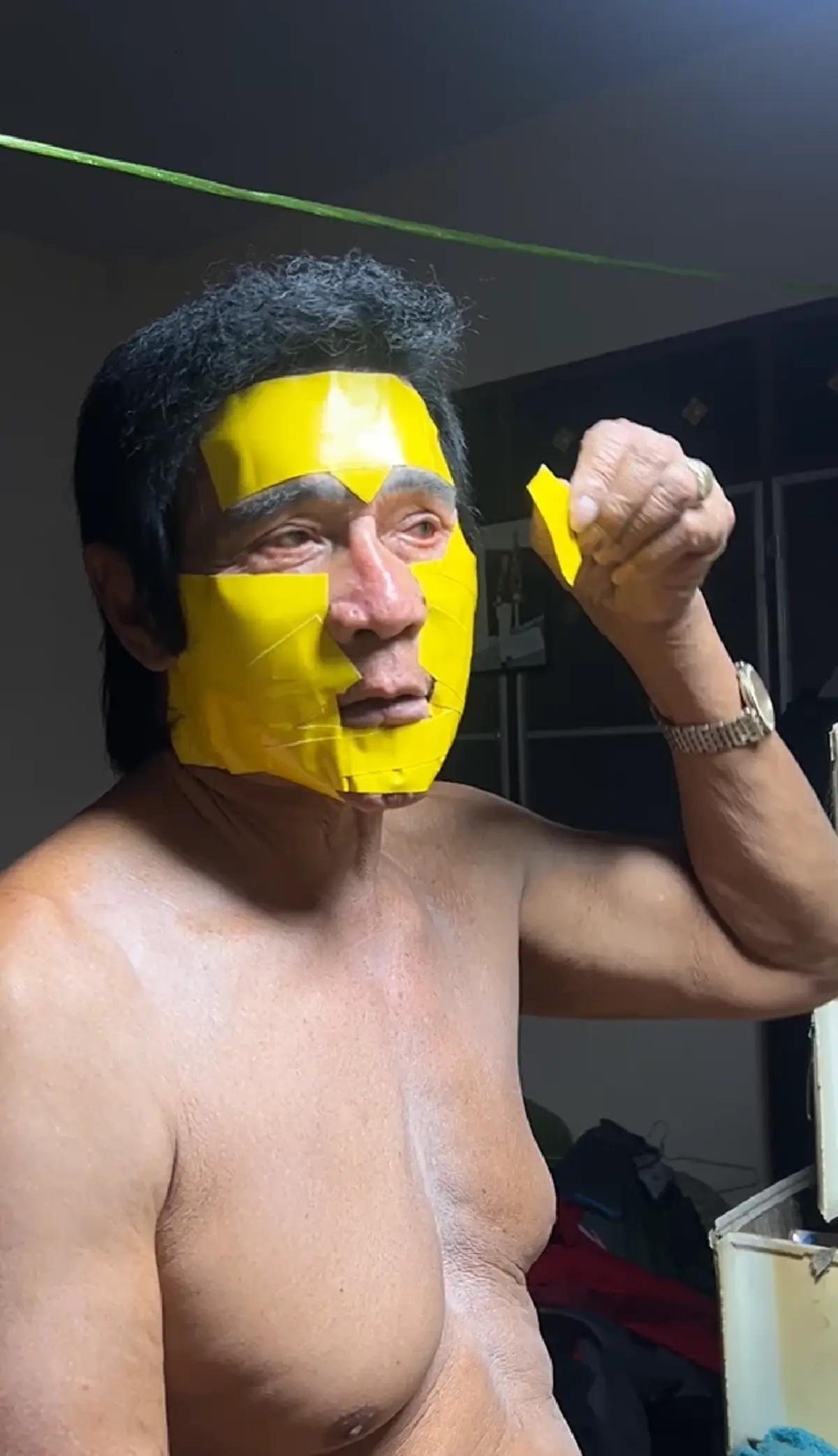จำแทบไม่ได้ "คุณตาเอลวิส"เทปกาวแปะหน้า ล่าสุดหล่อกระชับวัยมาก