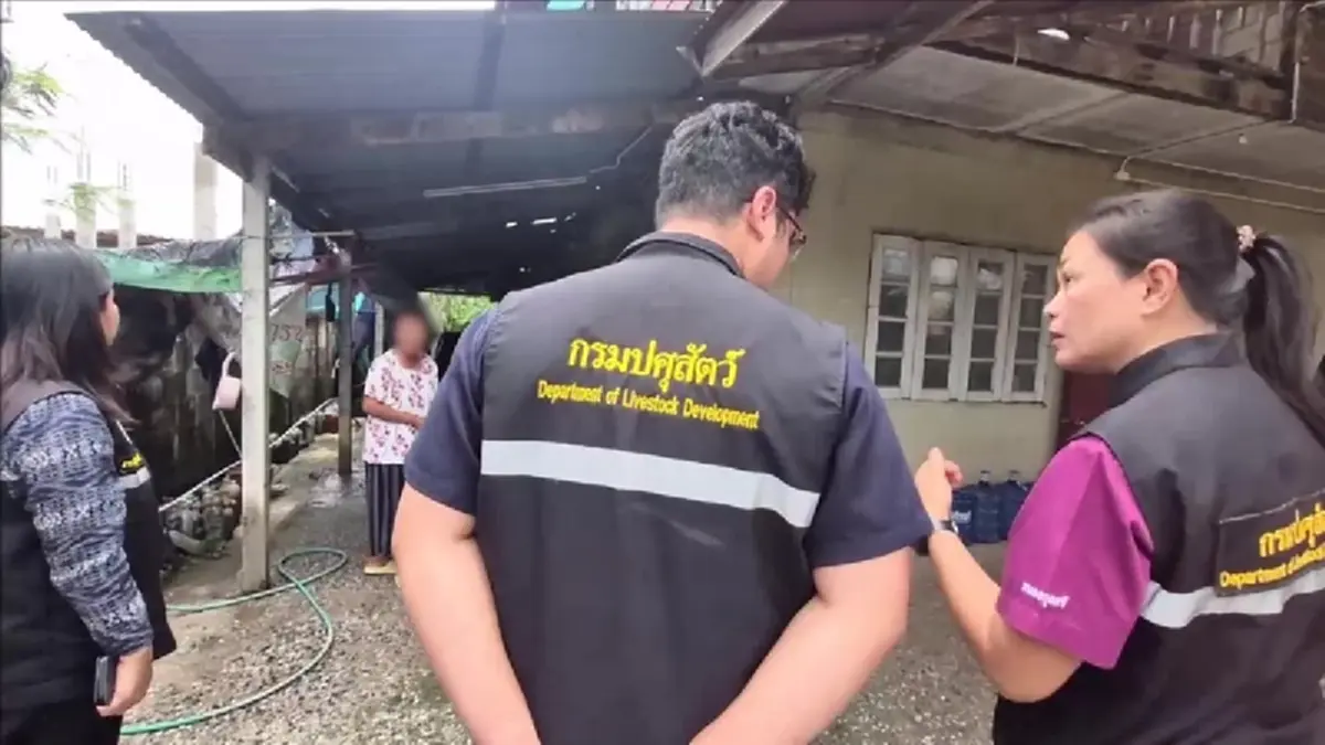 ปศุสัตว์อุดรฯ ลุยช่วยสองหมาถูกล่ามโซ่ 2 ปี ร้องระงมลั่นซอย