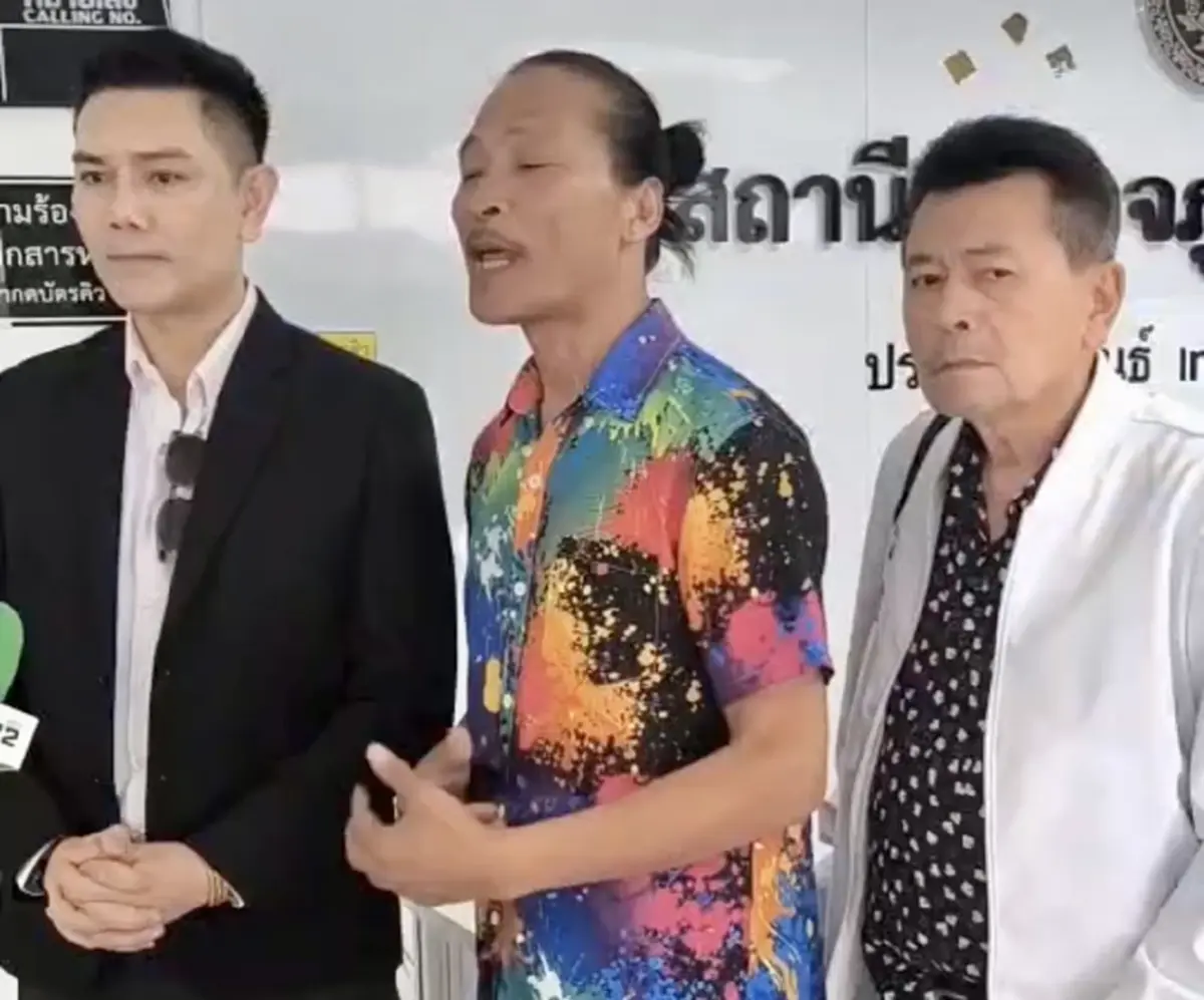 สายเชีย ไม่ยอม ลุยยับโดนไล่กวดหนีรอบโต๊ะ กลางสนง.ที่ดิน