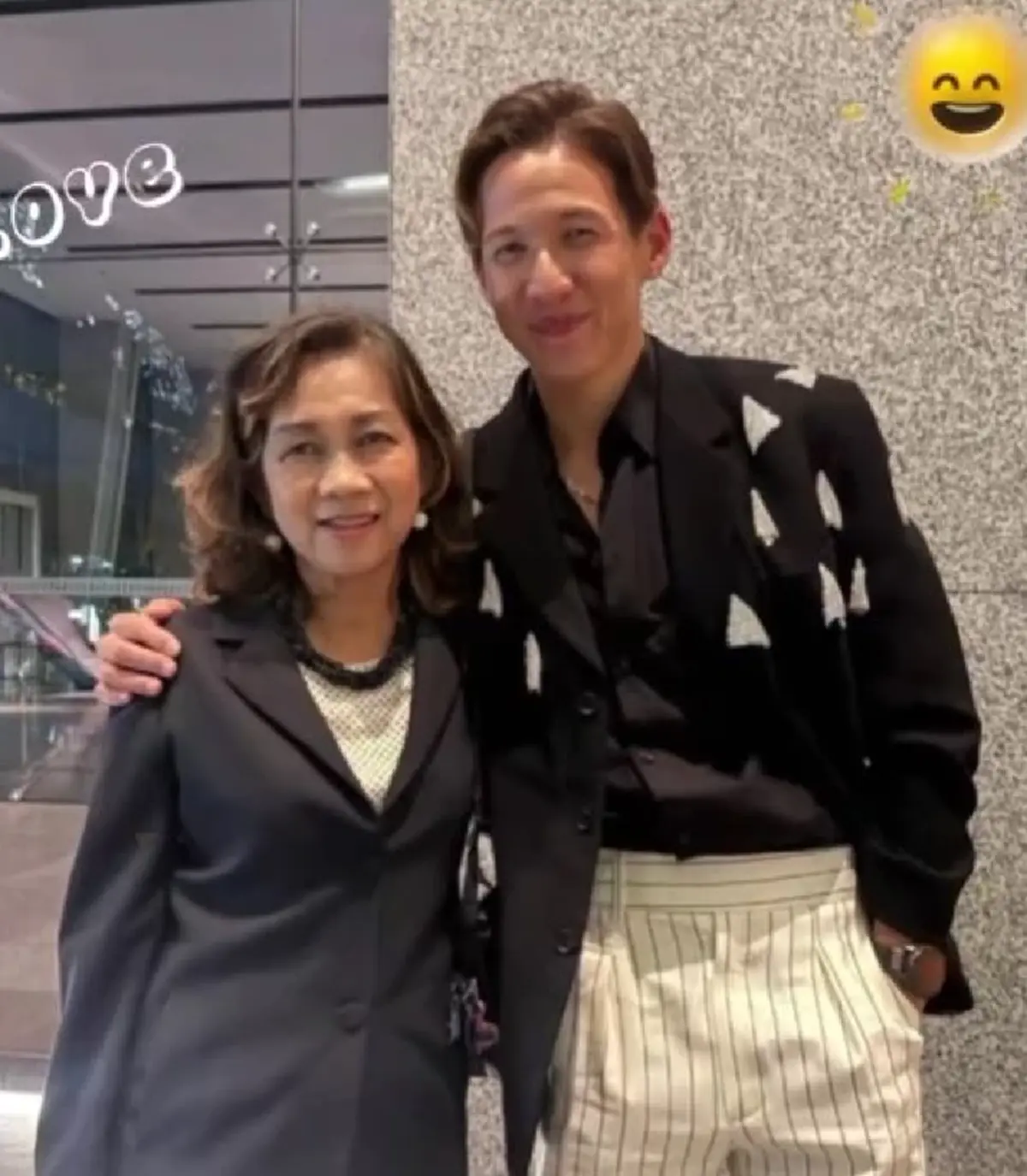 เปิดโฉมหน้า "แม่บุญธรรม" ทราย สก๊อต ผู้อยู่เคียงข้างตั้งแต่ 6 ขวบ