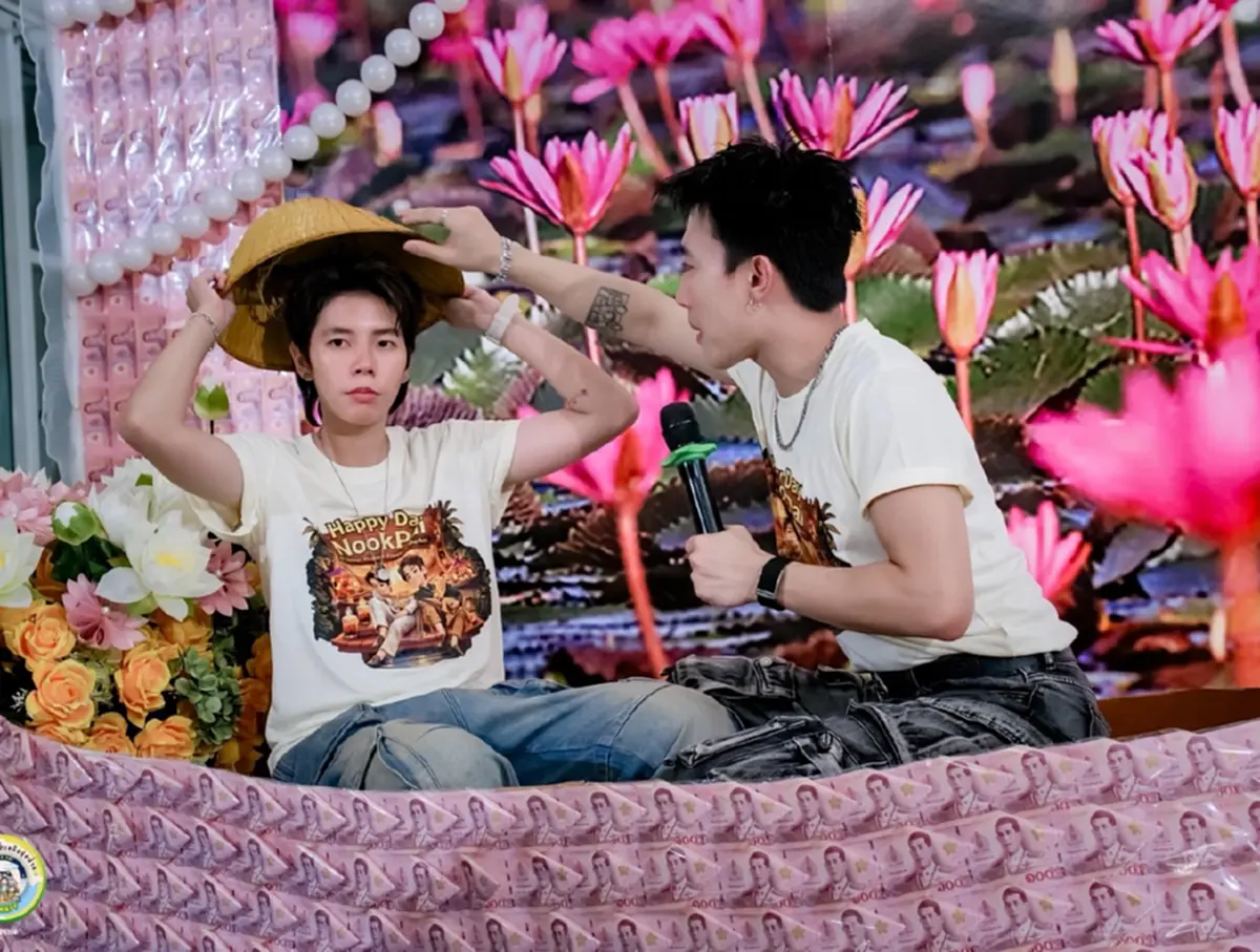 “นุ๊ก-ปาย” เสิร์ฟความสุข แฟนคลับแห่แน่นตลาดน้ำสมุทรปราการ