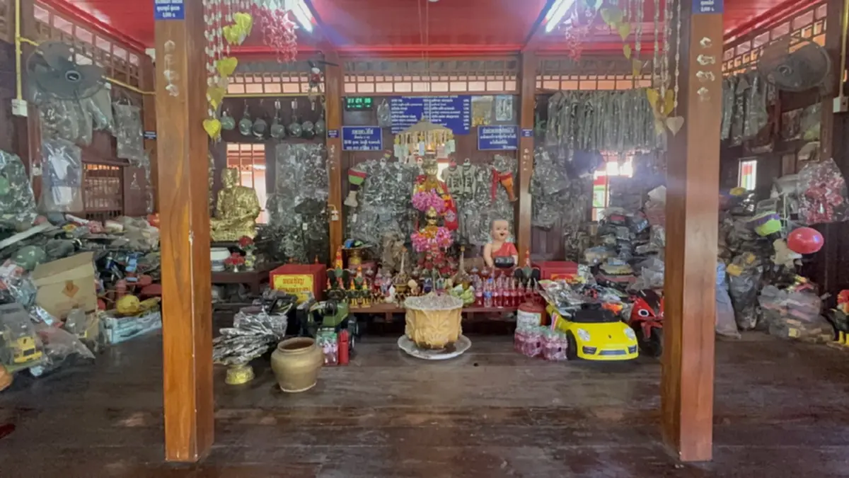 คึกคักโค้งสุดท้าย! นักเสี่ยงดวงแห่กราบ "ไอ้ไข่วัดสนามชัย"