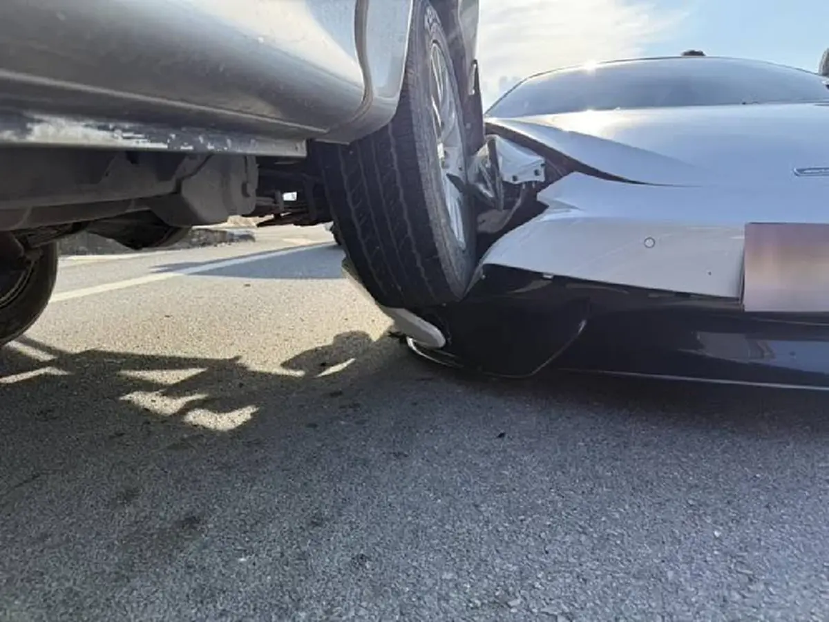 เลขทะเบียนกระบะ โดนซูเปอร์คาร์ McLaren พุ่งเสียบใต้ท้องรถ