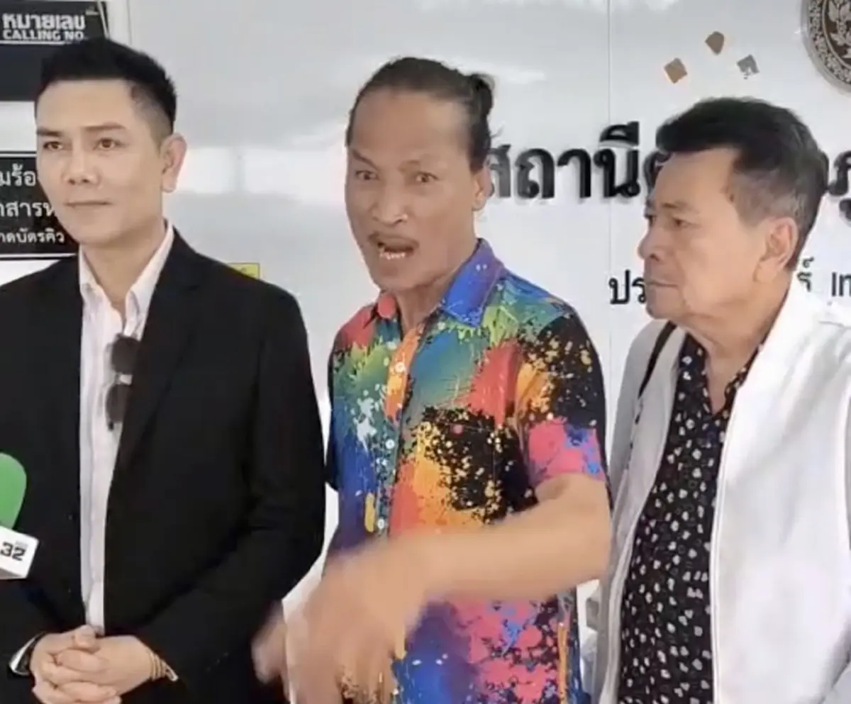 สายเชีย ไม่ยอม ลุยยับโดนไล่กวดหนีรอบโต๊ะ กลางสนง.ที่ดิน