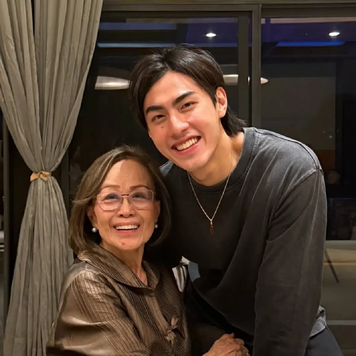 อบอุ่นมาก “เจ เจตริน” ร่วมเฟรม “ปิ่น เก็จมณี” ฉลองวันเกิดคุณแม่ 
