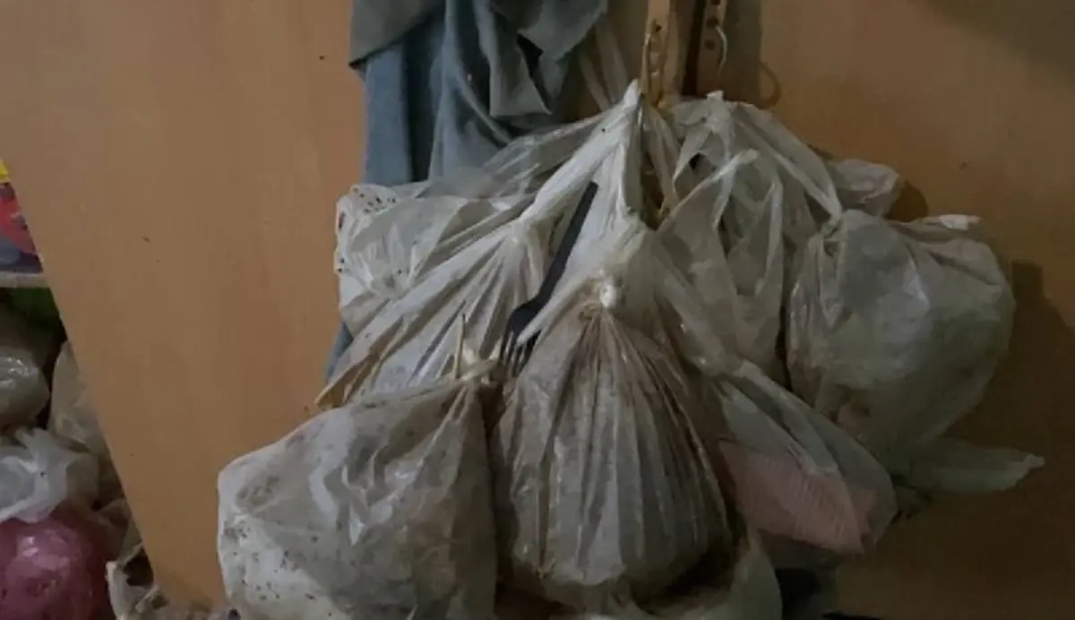 เปิดห้องพ่อหม้าย ขยะท่วมเหม็นคลุ้ง หดหู่ชะตากรรมหนูน้อยวัย 7 ขวบ