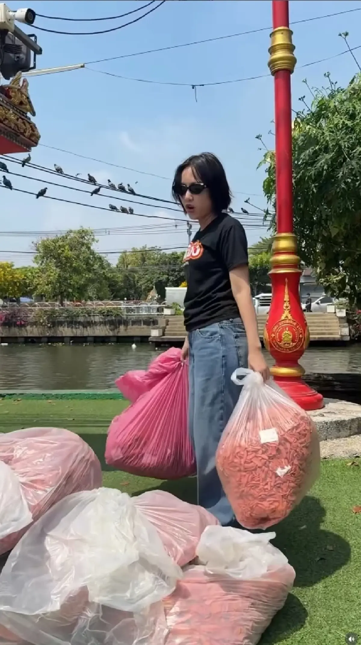 ดราม่าสนั่น แม่ค้าออนไลน์ดัง สะอื้นขอโทษ ปมเอาไส้กรอกแดงให้ปลา