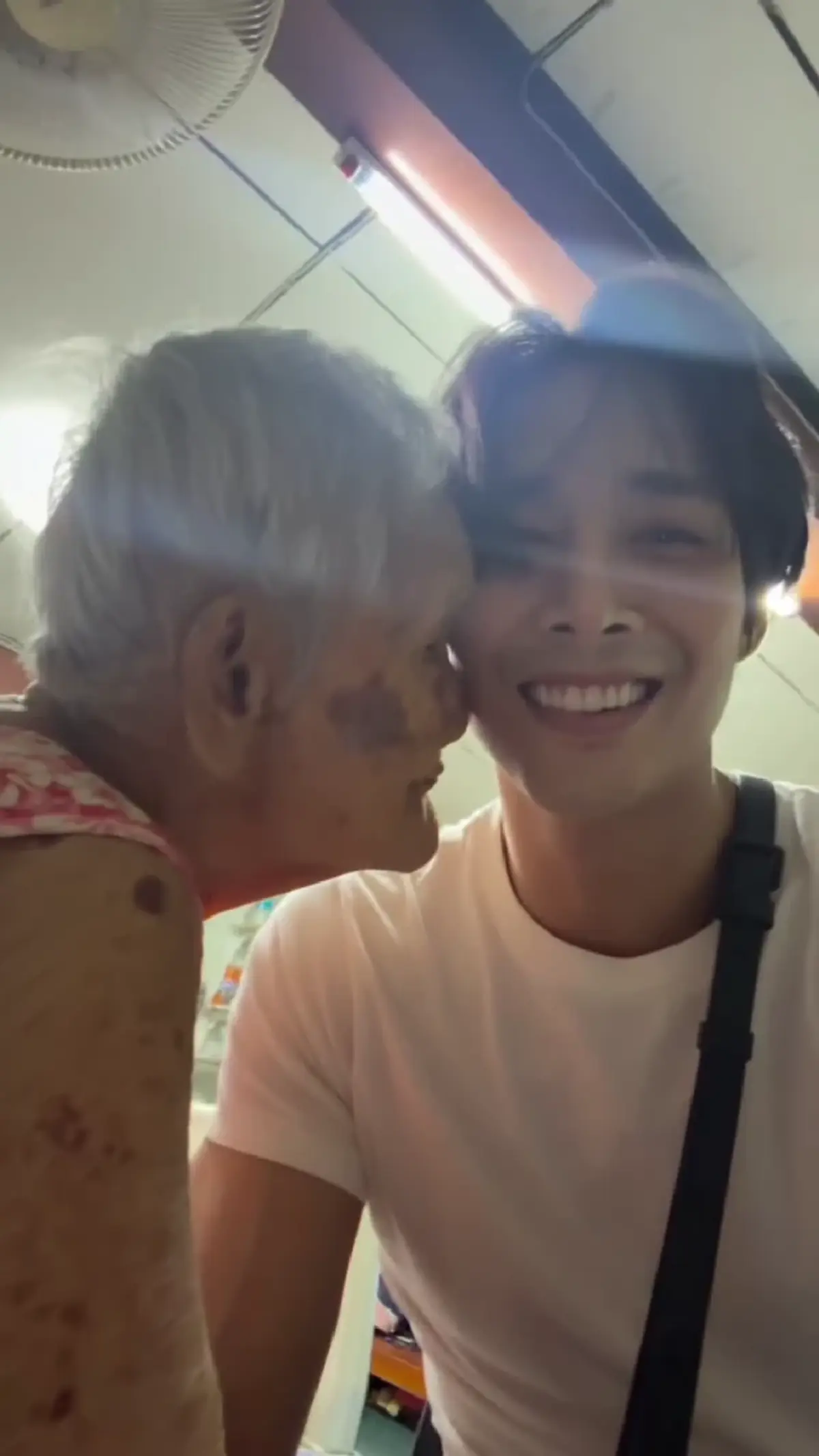 “เด่นคุณ” ขับรถพาคุณยายเที่ยว คนดูยิ้มตามทั้งไทม์ไลน์