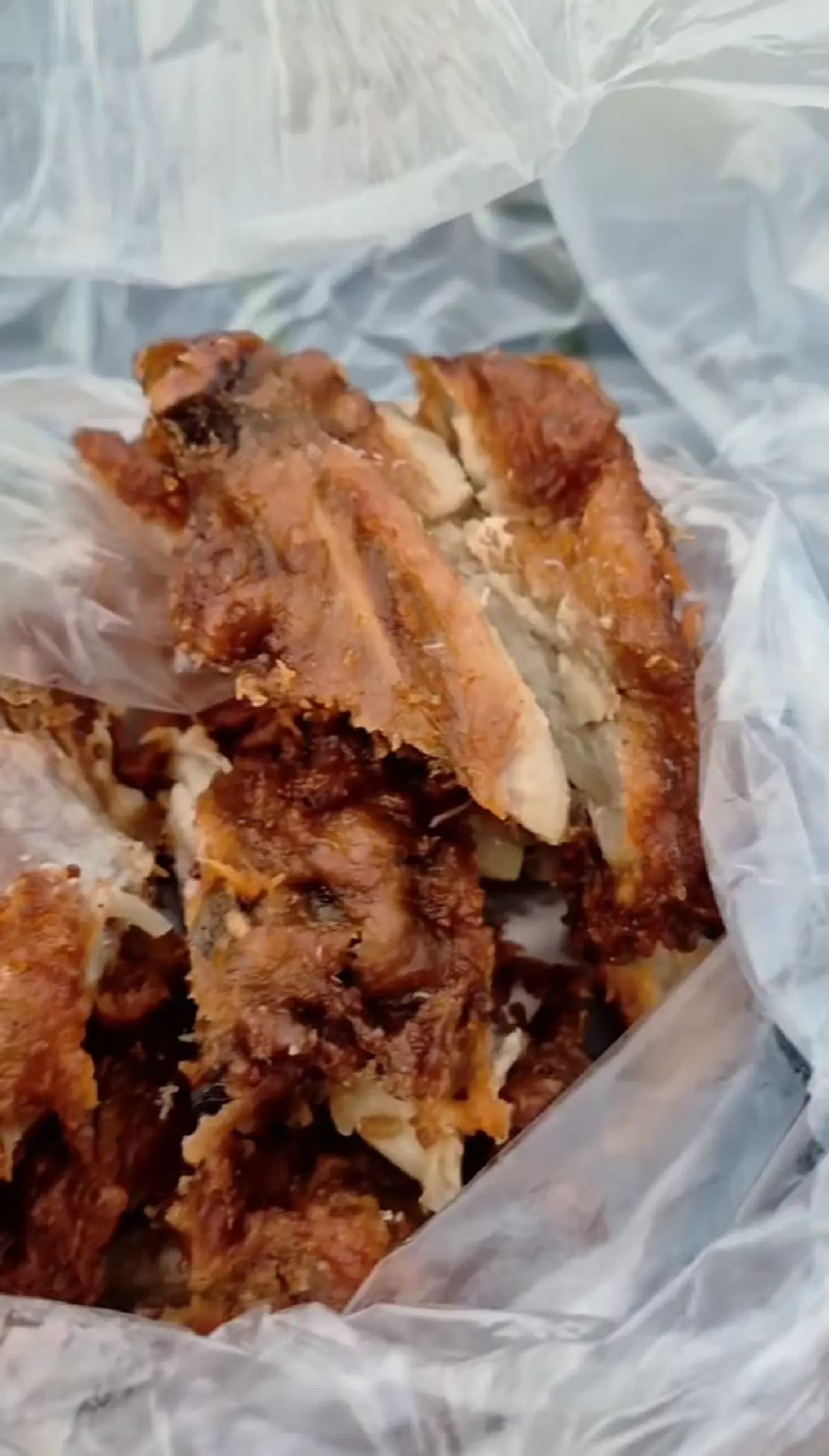 สาวสะดุ้ง ซื้อไก่ทอดจากตลาดนัด กัดไปแล้วหลายคำ ก่อนเจอภาพสยอง