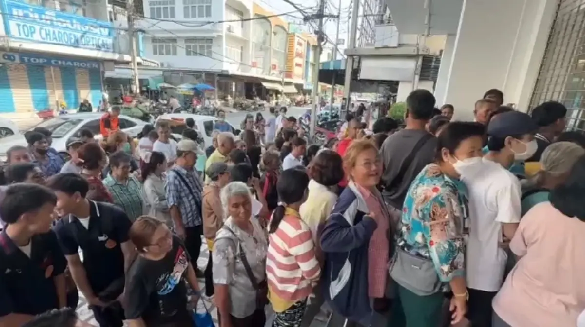 ชาวอ่างทองแห่พึ่งกรุงไทย ลงทะเบียน "ไทยช่วยไทยพลัส" ไม่ผ่าน