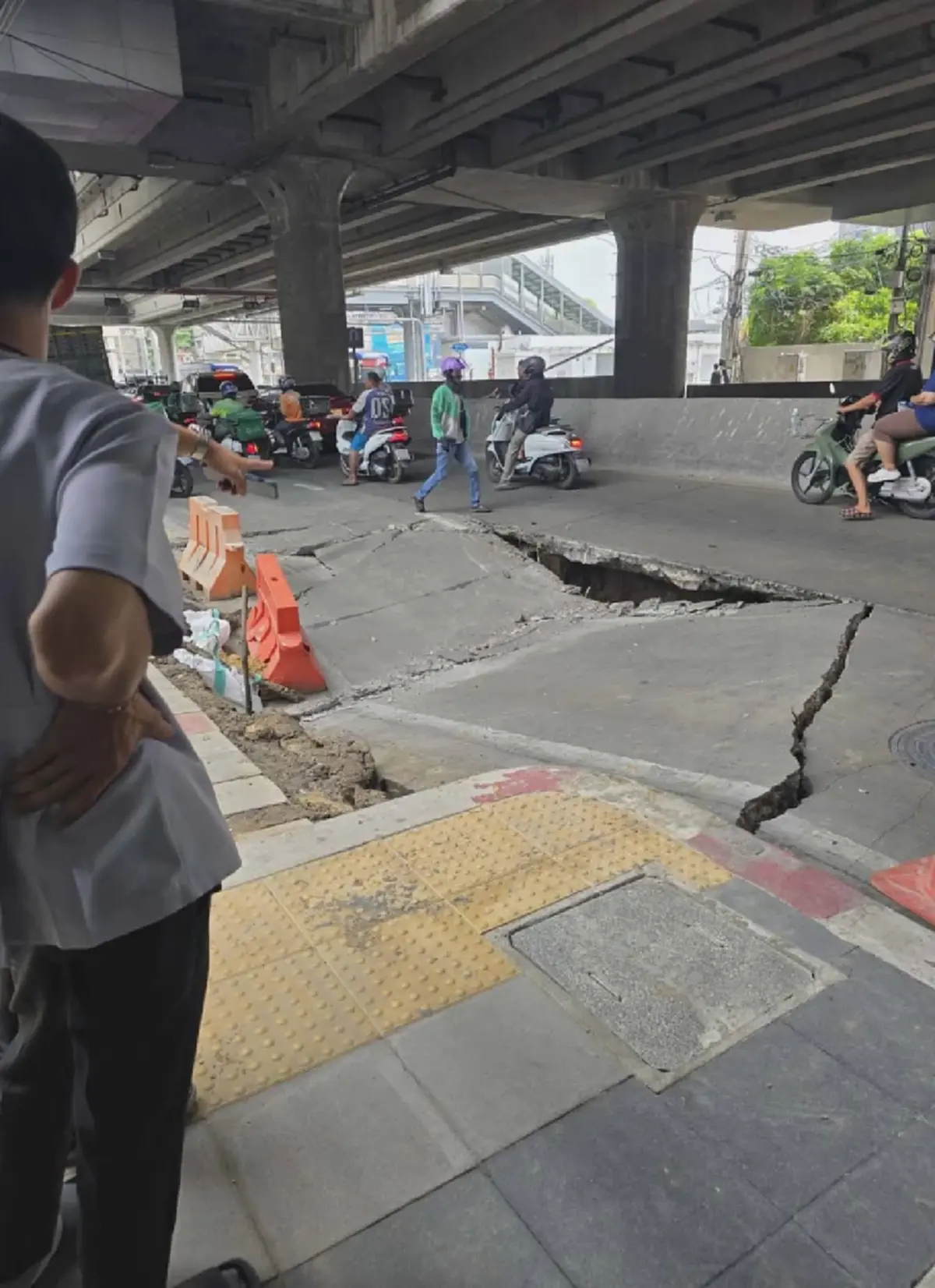ระทึก! ถนนจรัญสนิทวงศ์ทรุดตัว หน้า รพ.วิชัยเวช แยกไฟฉาย