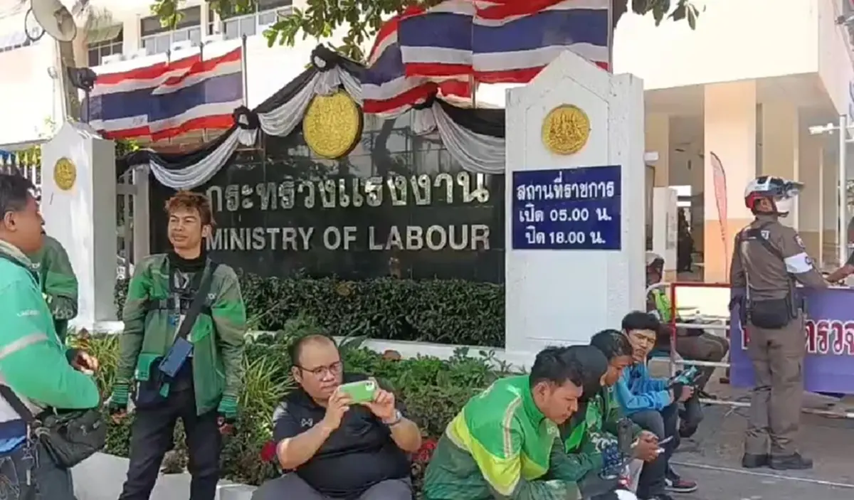ไรเดอร์ไม่เอาประกันสังคม! "ม็อบไรเดอร์" ลุกฮือ บุกกระทรวงแรงงาน