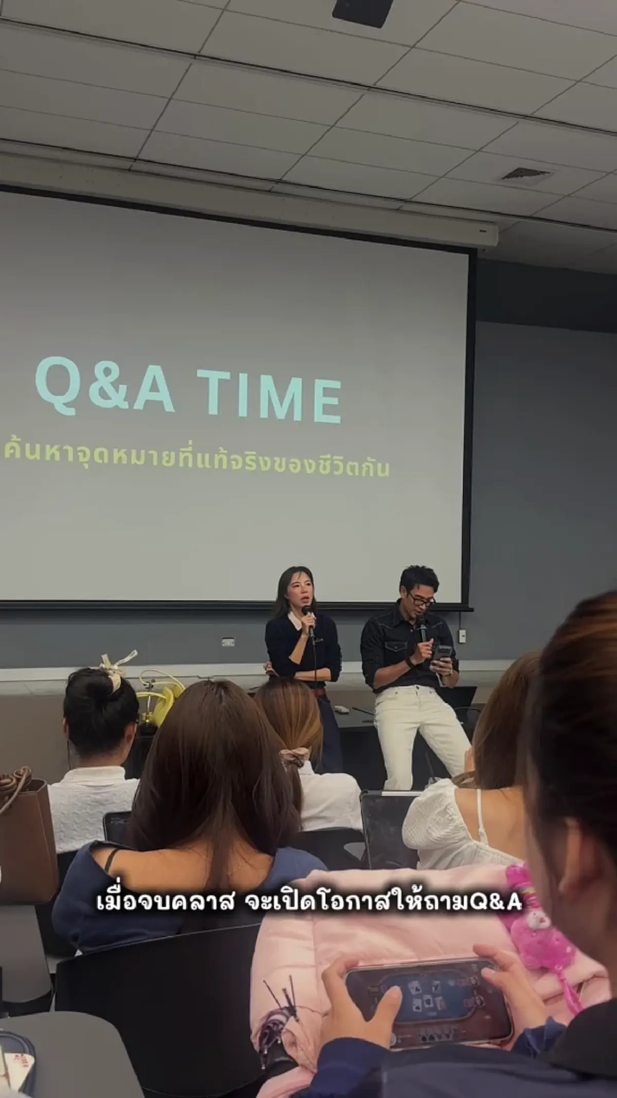 อีกมุมที่ไม่เคยเห็น คริส หอวัง สวมบทอาจารย์มหาวิทยาลัยดัง