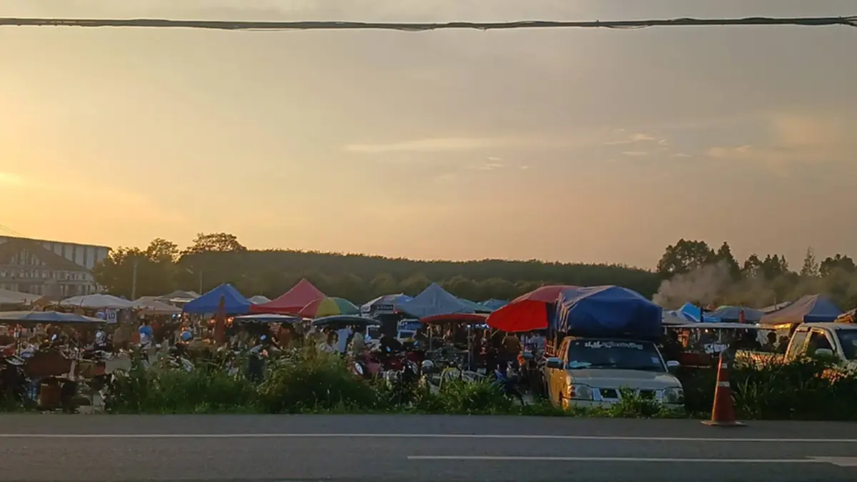 ชาวบ้านร้องตรวจสอบตลาดนัดชื่อดัง หวั่นต่างด้าวสวมสิทธิ์ค้าขาย