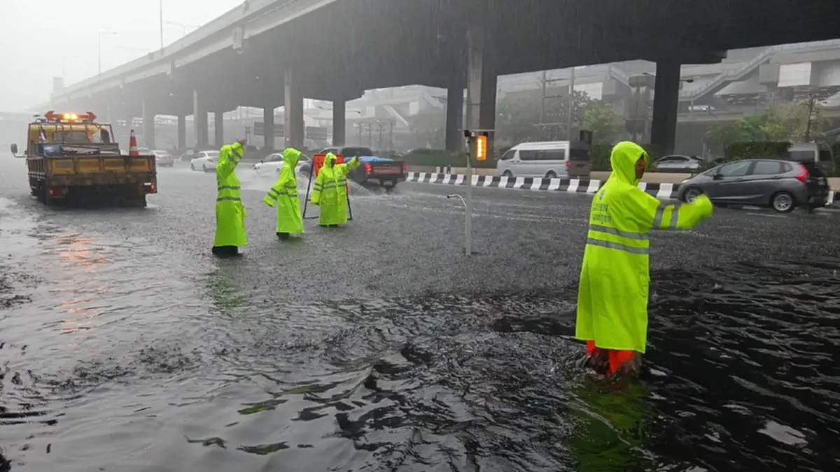 ฝนถล่มวิภาวดีฯ น้ำท่วมขังหนัก! แนะเลี่ยงเส้นทางช่วงหลักสี่